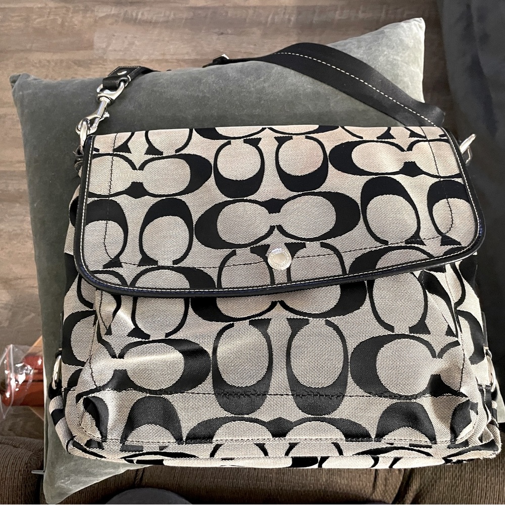 COACH F16557 Signature Canvas Messenger Bag
